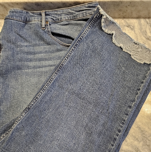 NWOT Candace Cameron Bure 30W Ladies Plus Cropped Jean Raw Tulip Hem - Picture 4 of 7